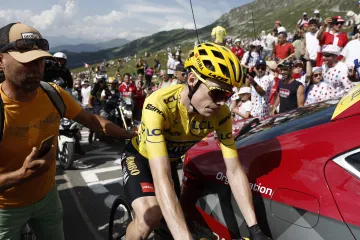 Jonas Vingegaard objíždí auto ředitele Tour de France