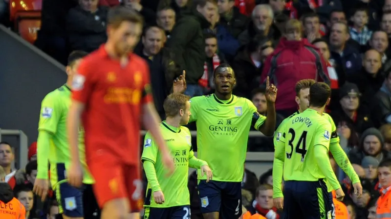 Aston Villa slaví vítězství nad Liverpoolem