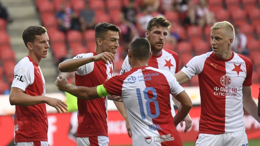 Hráči Slavie se radují po gólu