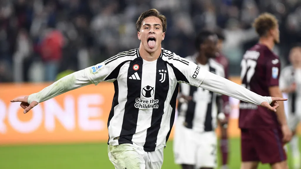 Kenan Yildiz slaví gól za Juventus v turínském derby