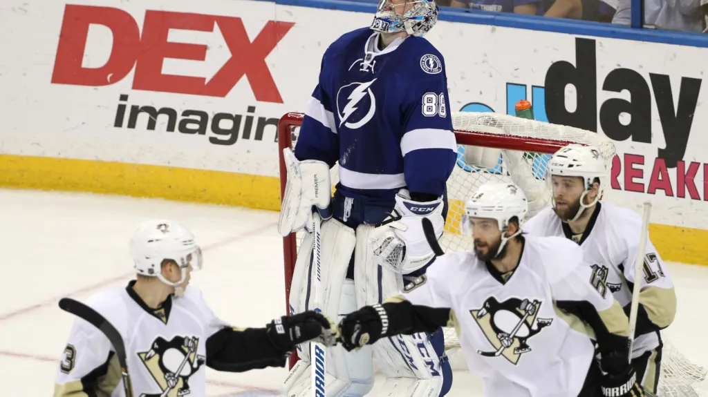 Hokejisté Pittsburghu se radují z gólu v síti Tampy Bay