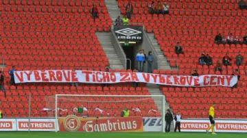 Prázdné tribuny v Edenu