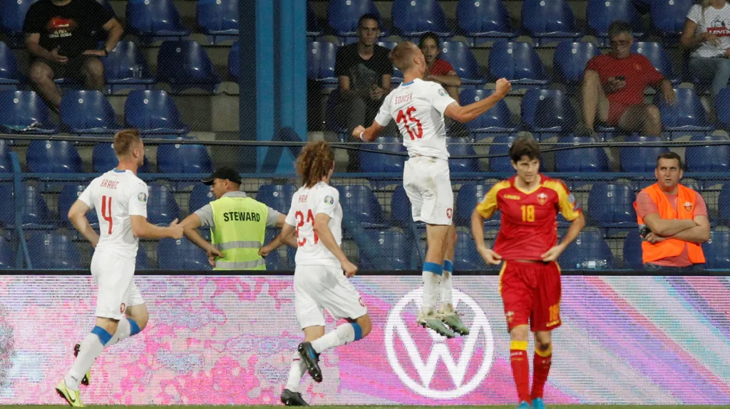 Tomáš Souček oslavuje gól v síti Černé Hory