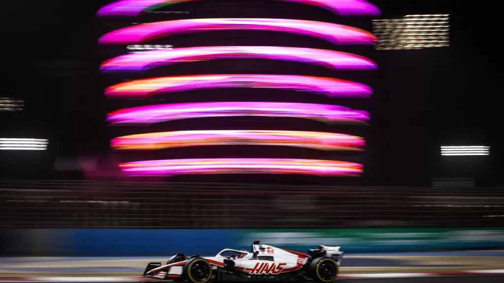 Kevin Magnussen při testování v Bahrajnu