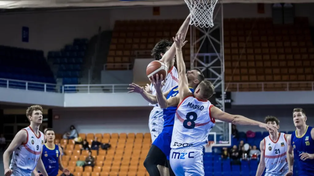 Jakub Šiřina se snaží prolomit tvrdou obranu Brna