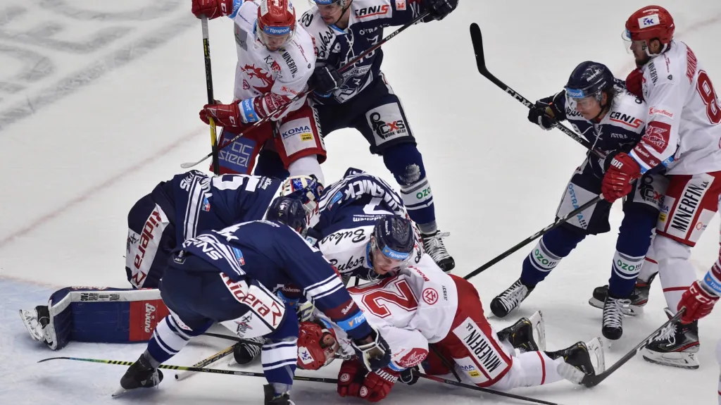 Skrumáž v ocelářském derby Třinec - Vítkovice