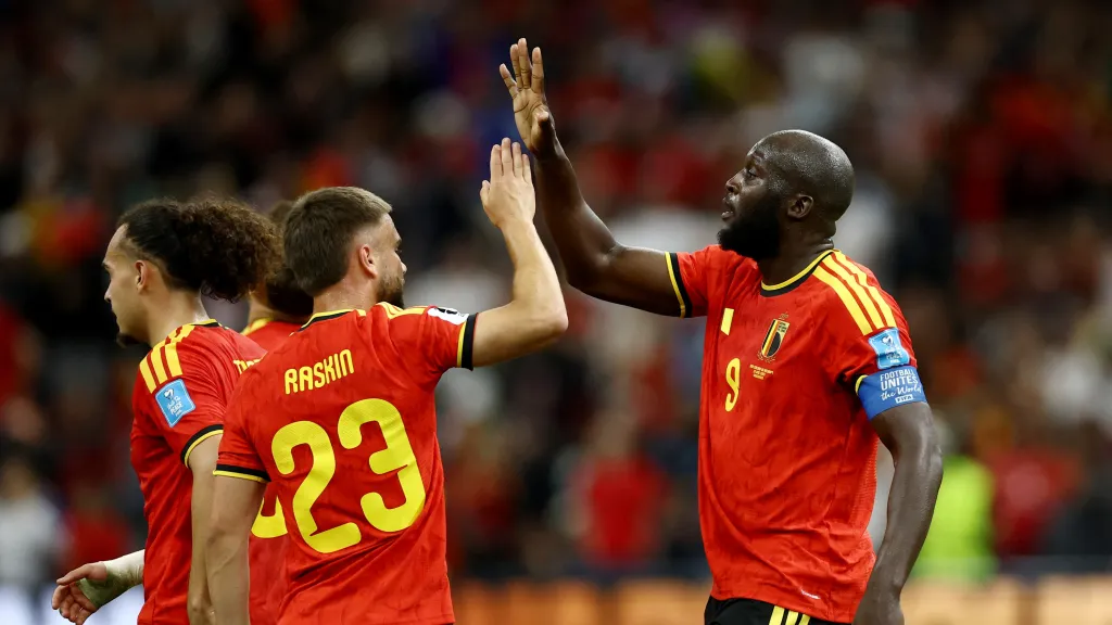 Romelu Lukaku a Nicolas Raskin oslavují gól