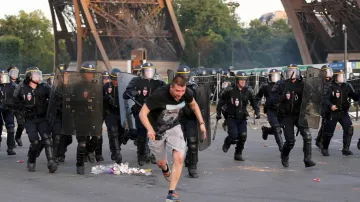 Policie rozhání fanoušky