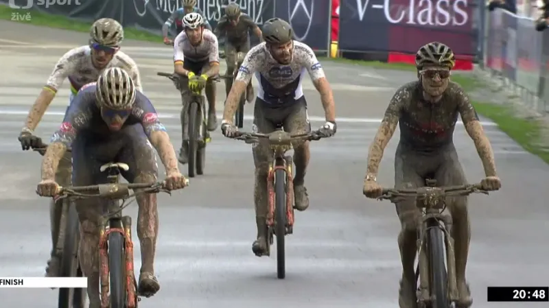 Závěr short tracku mužů a ohlasy