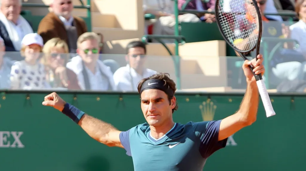 Roger Federer slaví po výhře nad Djokovičem
