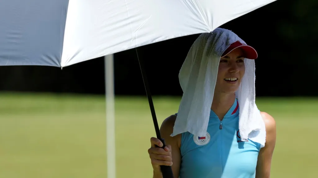 Klára Spilková se v prvním hracím dnu kryla deštníkem proti tokijskému žáru