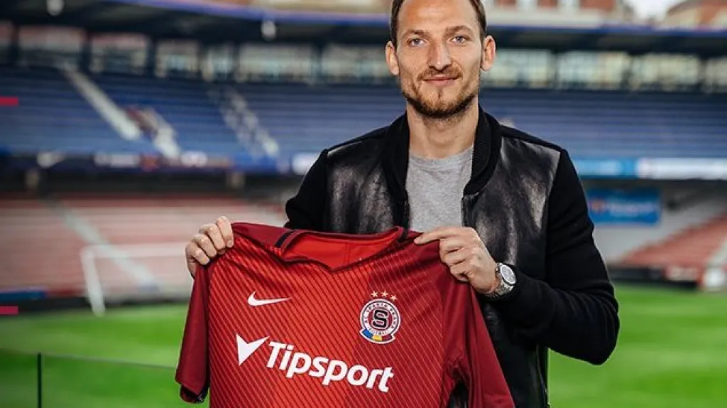 Útočník Libor Kozák pózuje s dresem Sparty na Letné