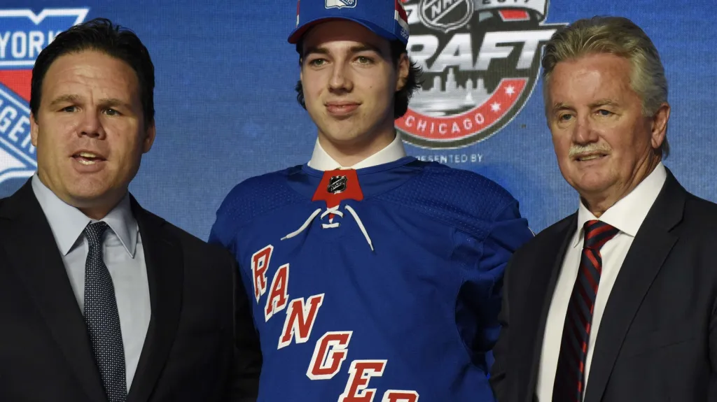 Filip Chytil se zástupci New York Rangers