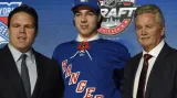 Filip Chytil se zástupci New York Rangers
