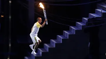 Vanderlei de Lima běží zapálit olympijský oheň na stadionu Maracaná
