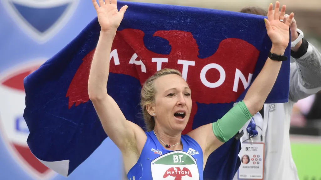 Eva Vrabcová Nývltová se raduje z vítězství