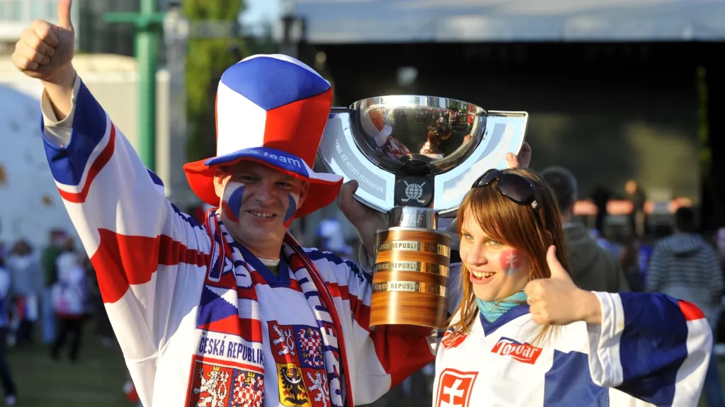 Český fanoušek a slovenská fanynka