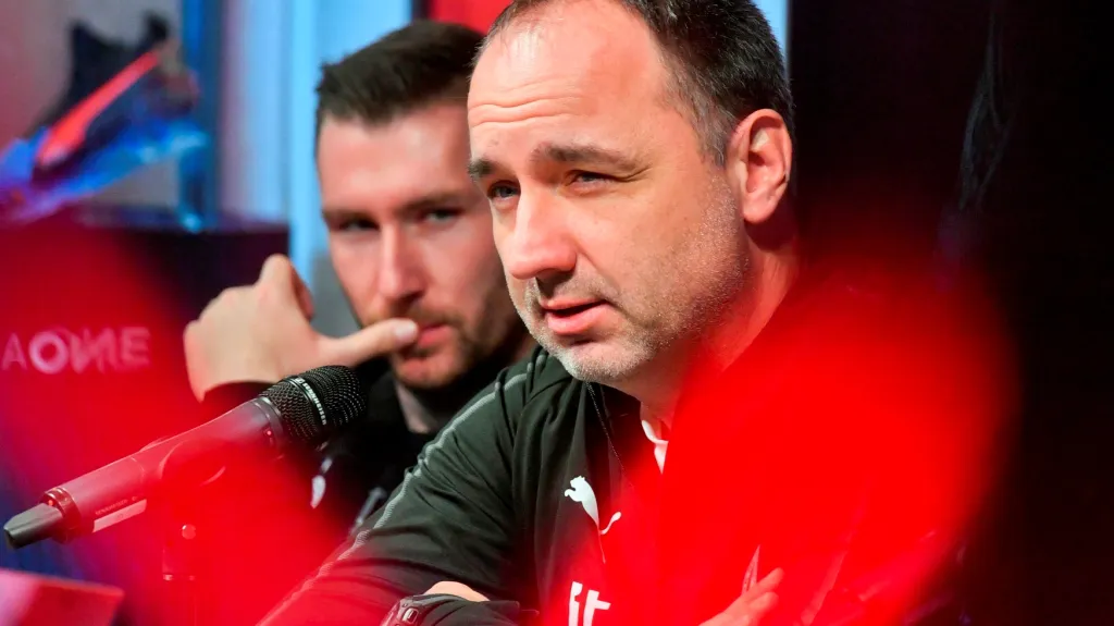Trenér Slavie Jindřich Trpišovský na tiskové konferenci