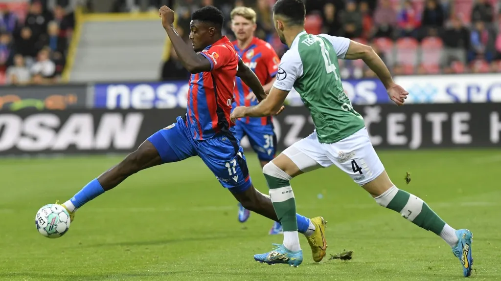 Rafiu Durosinmi v zápase s Jabloncem