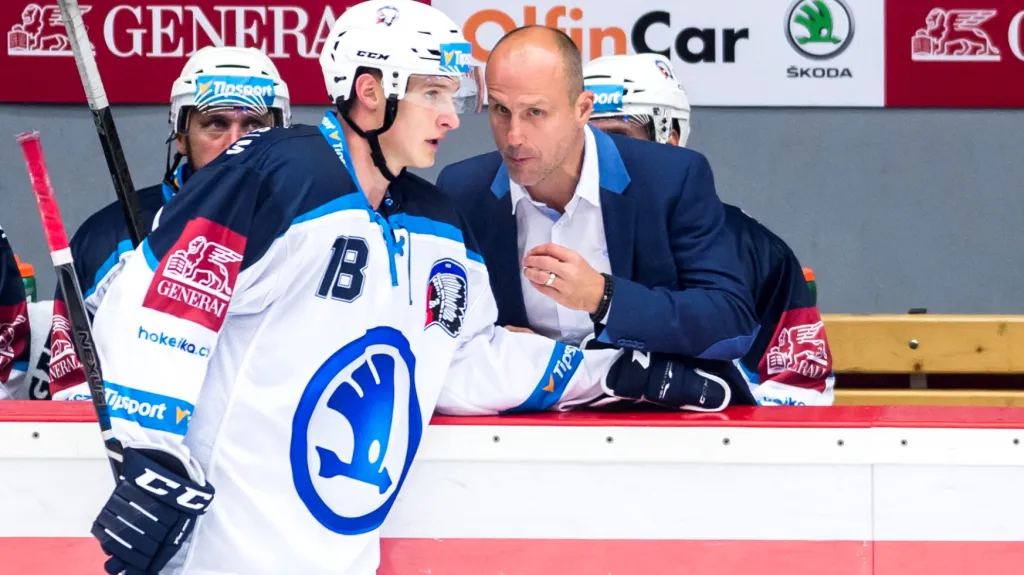 Dominik Kubalík v rozhovoru s trenérem Martinem Strakou