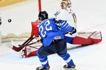 Fin Arttu Ruotsalainen střílí gól do sítě Itálie