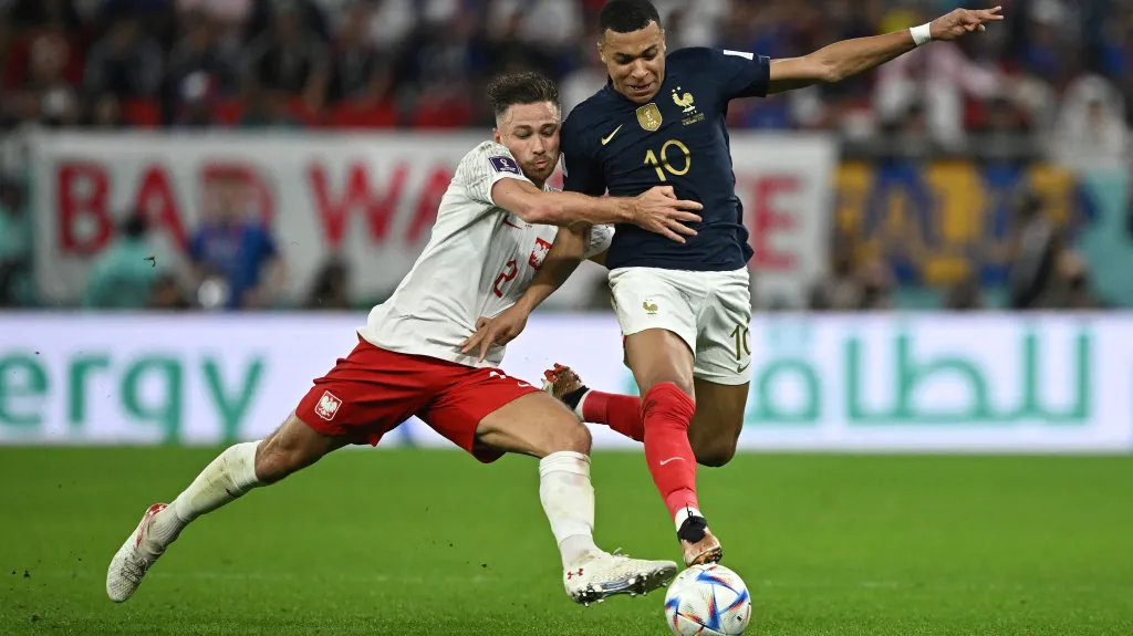 Matty Cash v souboji s Kylianem Mbappém