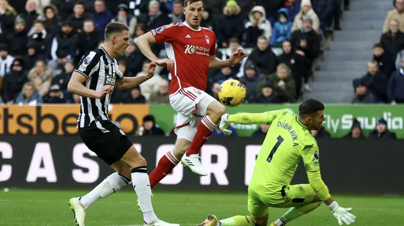 Útočník Nottinghamu Chris Wood skóruje proti Newcastlu