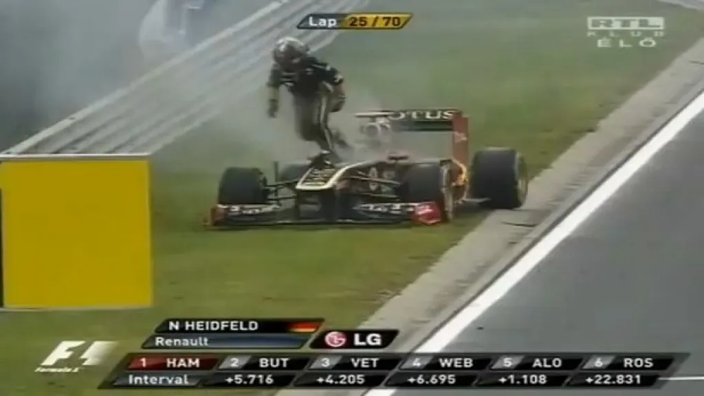 Heidfeld utíká z hořící formule