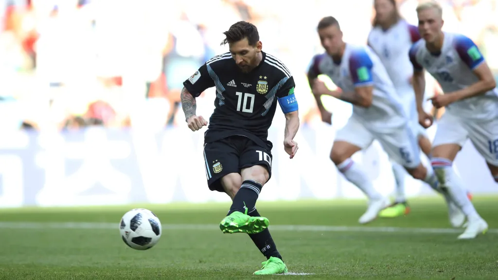 Lionel Messi zahrává pokutový kop proti Islandu