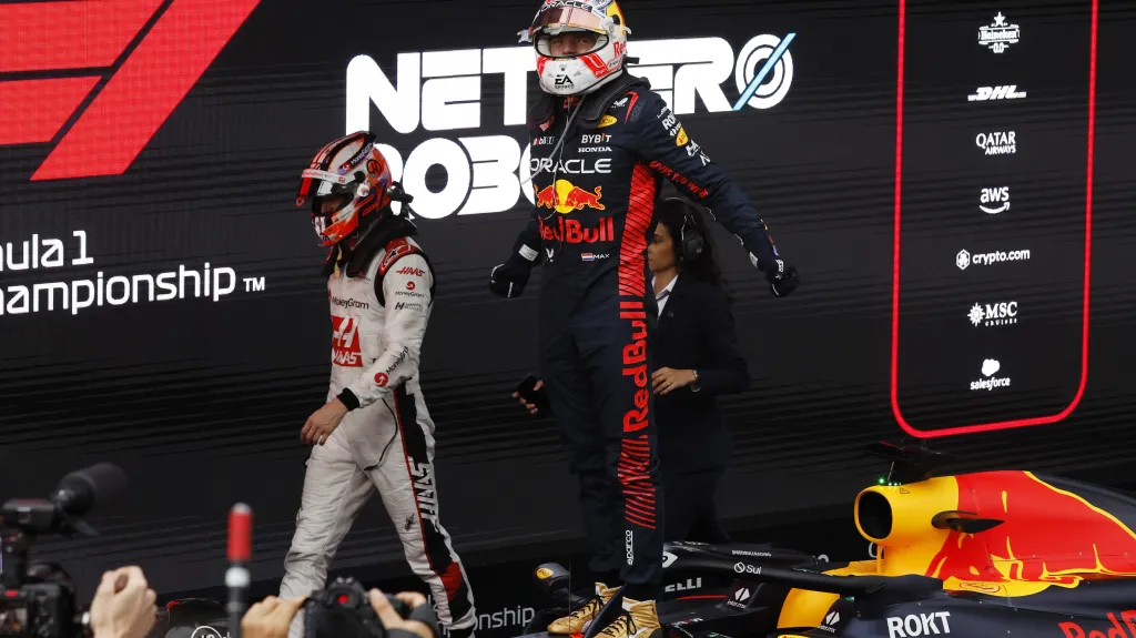 Max Verstappen oslavuje vítězství v Barceloně