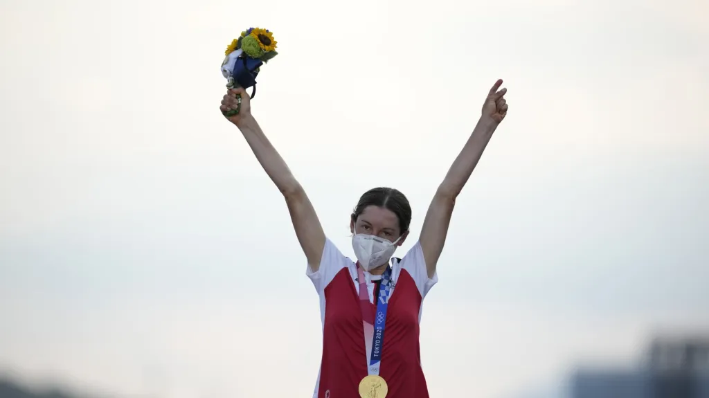 Anna Kiesenhoferová se zlatou medailí ze silničního závodu