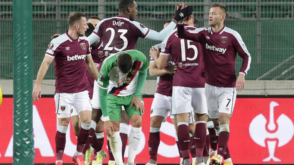 Fotbalisté West Hamu slaví gól 