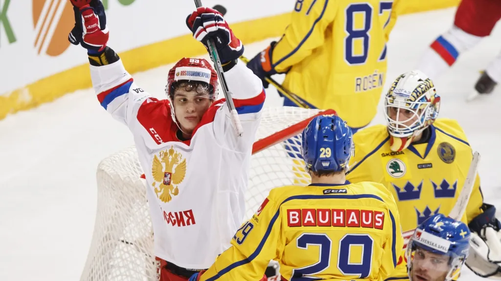 Rus Nikolaj Prochorkin slaví gól v síti Švédska