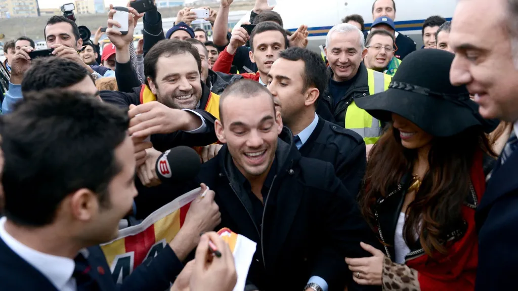 Příznivci Galatasaraye vítají Sneijdera na letišti