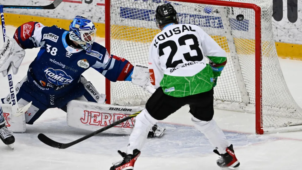 Pavel Kousal střílí gól v utkání proti Plzni