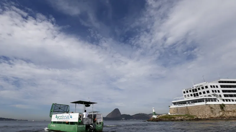 Loď sbírající odpadky v zátoce Guanabara