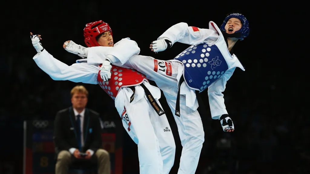 Japonka Erika Kasaharová ve čtvrtfinálovém zápase proti Číňance Wu Ťing-jü (vpravo)
