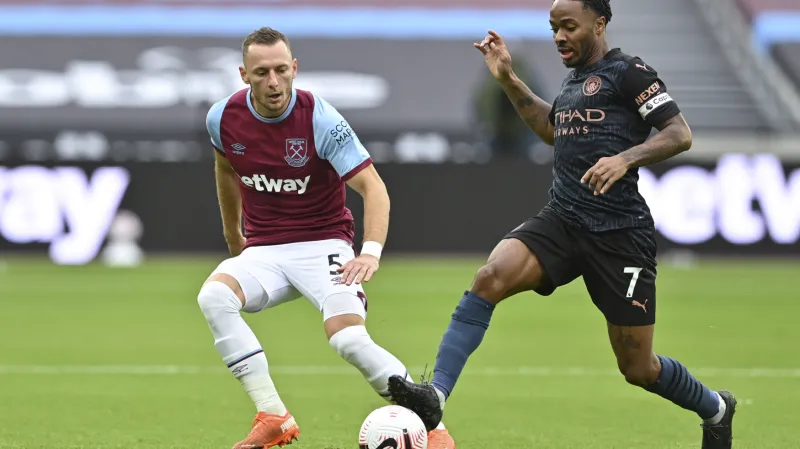 Vladimír Coufal stínuje Raheema Sterlinga