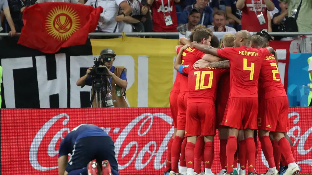 Fotbalisté Belgie se radují z vítězného gólu proti Japonsku