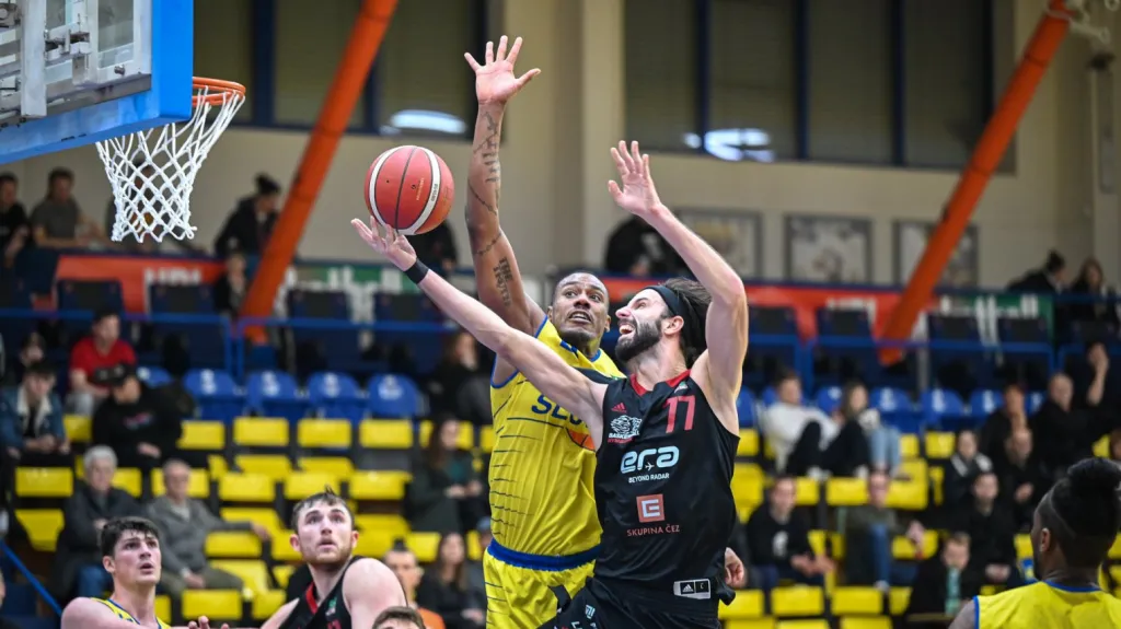 Vojtěch Hruban zakončuje proti ústeckému obránci