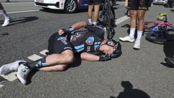 Dobře na most nebude vzpomínat Alberto Dainese. Vítěz letošní etapy Gira měl tvrdý pád