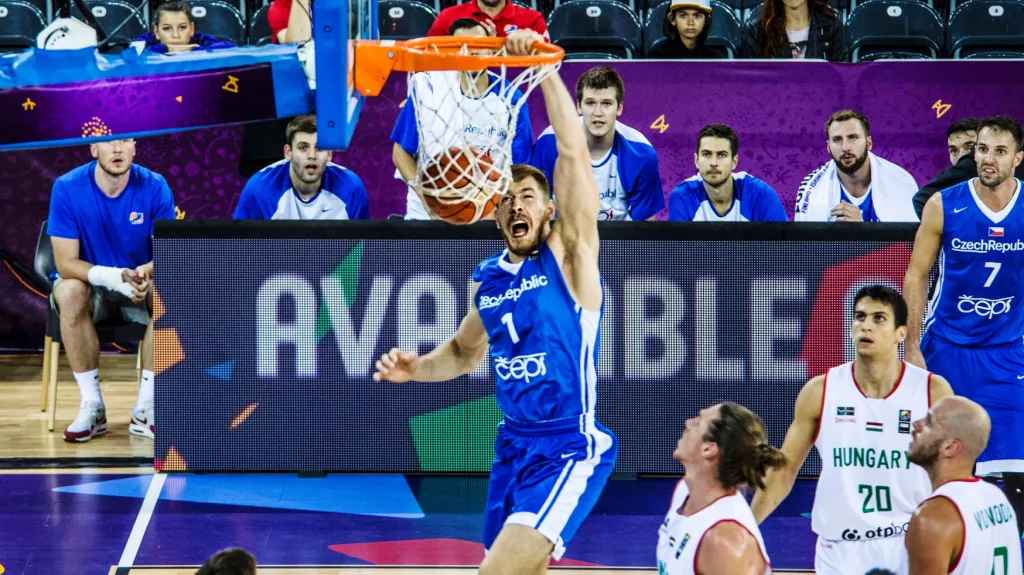 Patrik Auda smečuje do koše v utkání proti Maďarsku