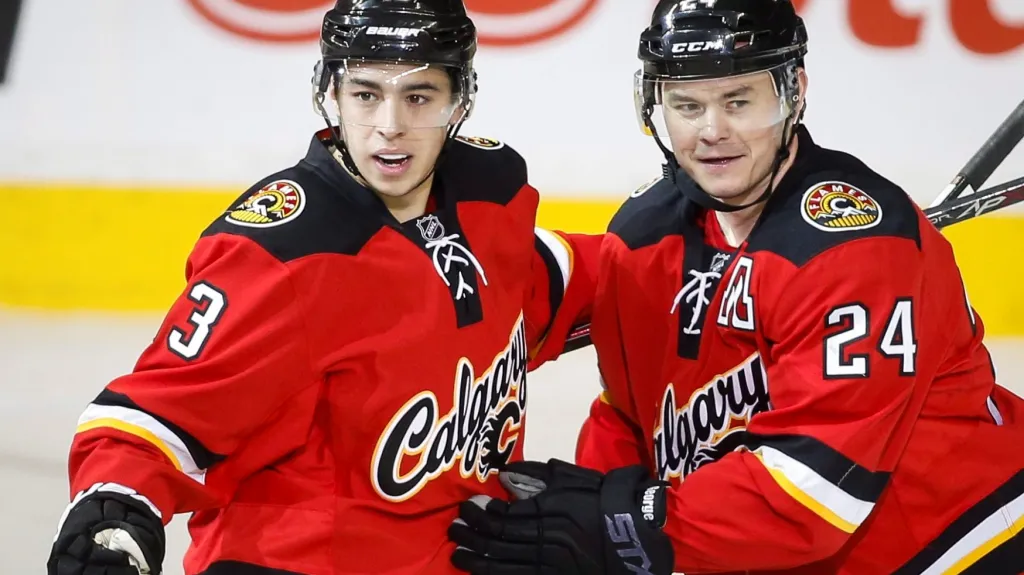 Slavící Johnny Gaudreau a Jiří Hudler