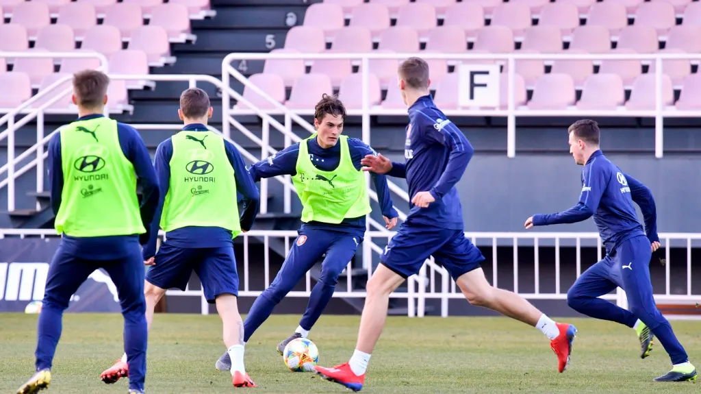 Patrik Schick (u míče) na tréninku reprezentace