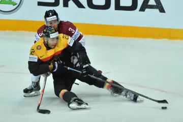 Matthias Plachta (vpředu) v utkání s Lotyšskem