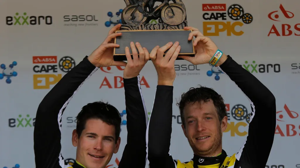 Němec Robert Hennen a Kristián Hynek slaví triumf na Cape Epic