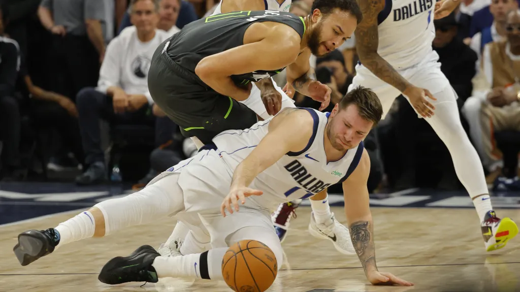 Luka Dončič z Dallasu bojuje o míč s Andersonem z Minnesoty