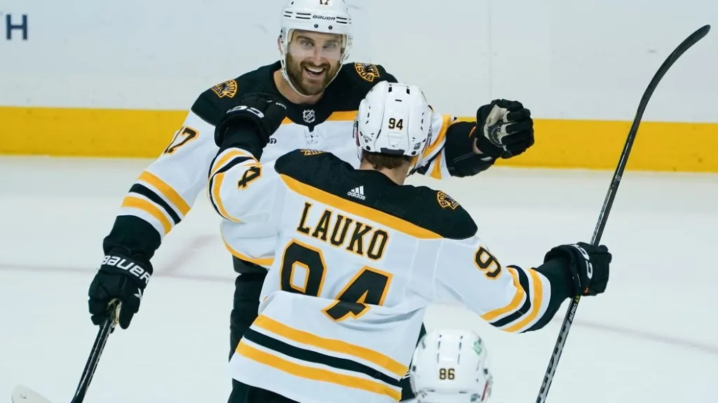 Jakub Lauko a Nick Foligno oslavují gól Bostonu v NHL