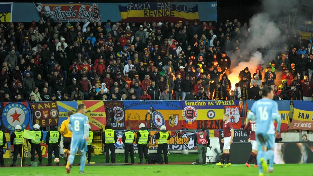 Fanoušci Sparty na stadionu na Pasienkách