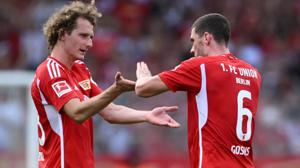 Alex král (vlevo) se raduje z výhry Unionu Berlín